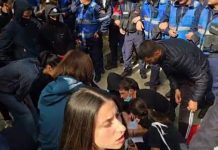 Tensione dhe përplasje në protestën në Vlorë, studentes i bie të fikët