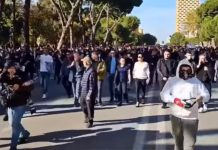 Policia shpërndan protestuesit me gaz lotsjellës dhe ujë me presion, të rinjtë marshojnë drejt Bulevardit “Dëshmorët e Kombit”