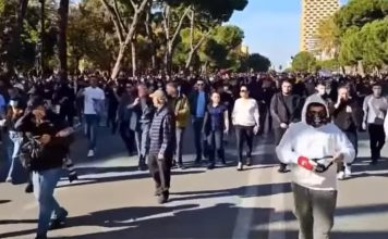Policia shpërndan protestuesit me gaz lotsjellës dhe ujë me presion, të rinjtë marshojnë drejt Bulevardit “Dëshmorët e Kombit”